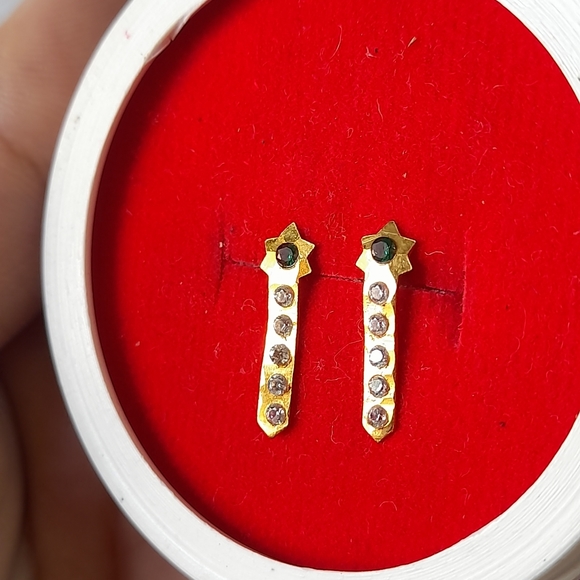 Beautiful new flower desine studs - Picture 15 of 16